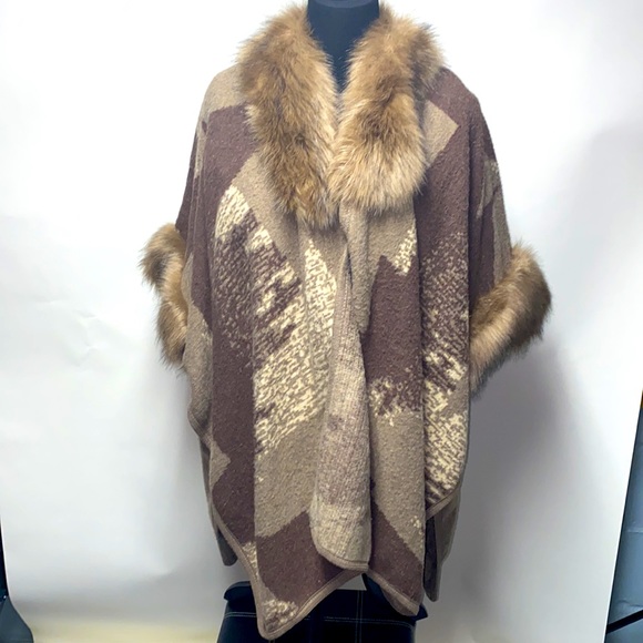 FAUX FUR CAPE/WRAP/SzLARGE - Picture 1 of 2